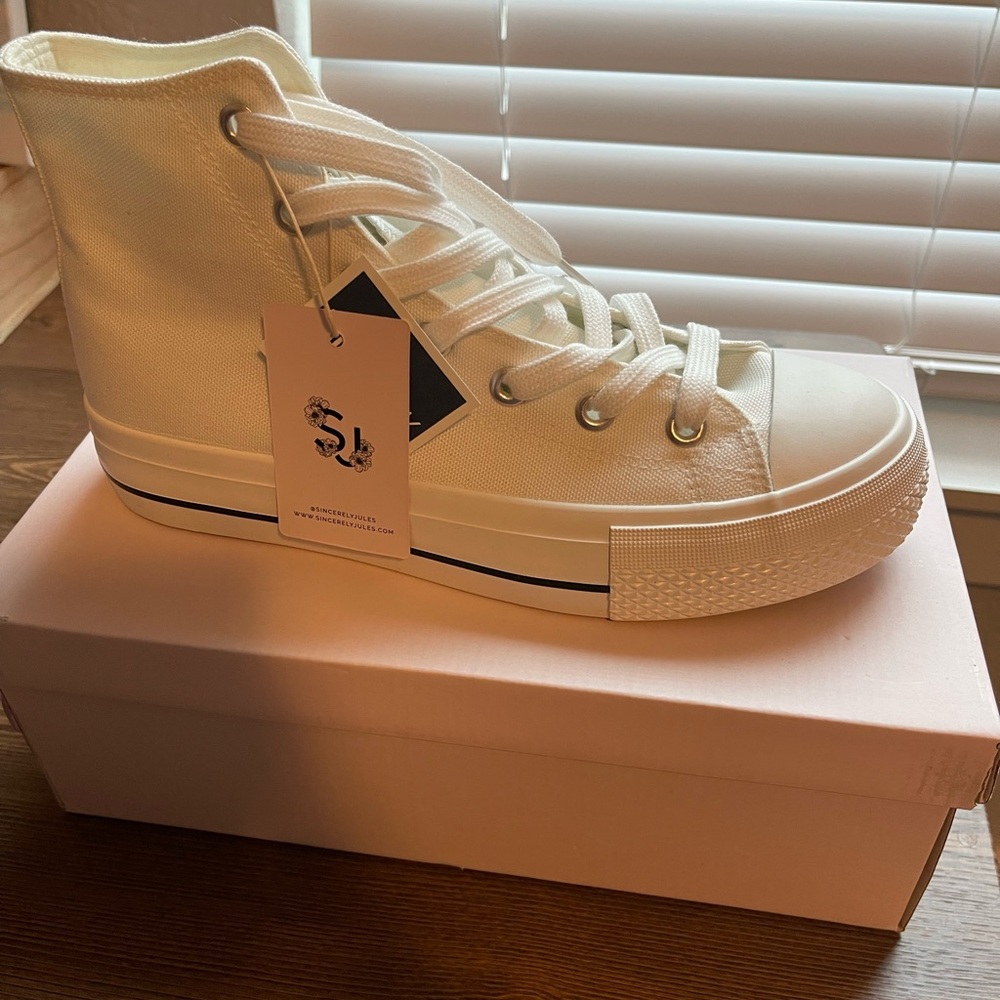Canvas shoes, new with tags,size 8.5